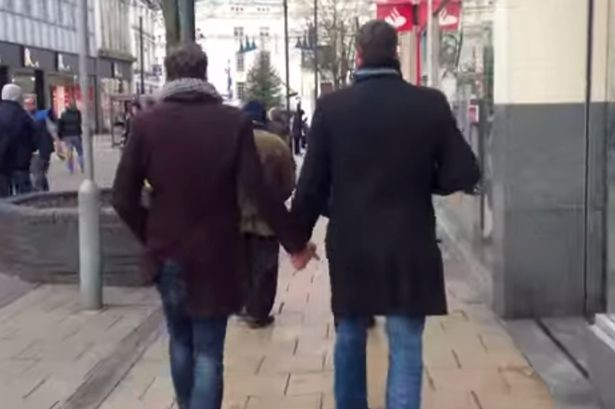 Experiment social pe strazile din Marea Britanie. Reactia publicului cand doi barbati se plimba tinandu-se de mana