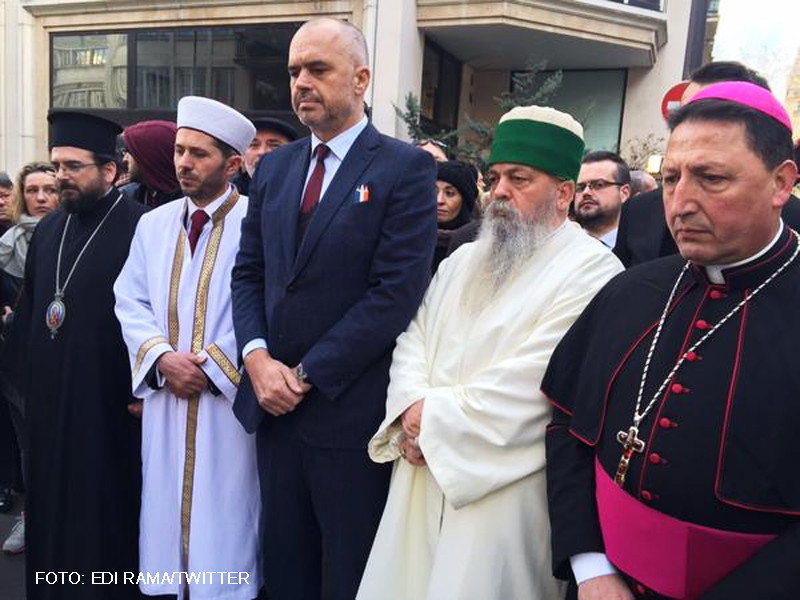 Omagiul adus de premierul unei tari islamice jurnalistilor de la Charlie Hebdo. De ce a venit la Paris insotit de doi imami