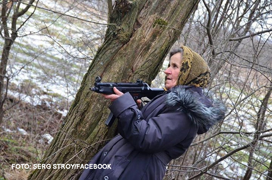 La 68 de ani i-a convins pe tinerii din Ucraina se sa inroleze in armata. Imaginile cu aceasta batranica au devenit VIRALE