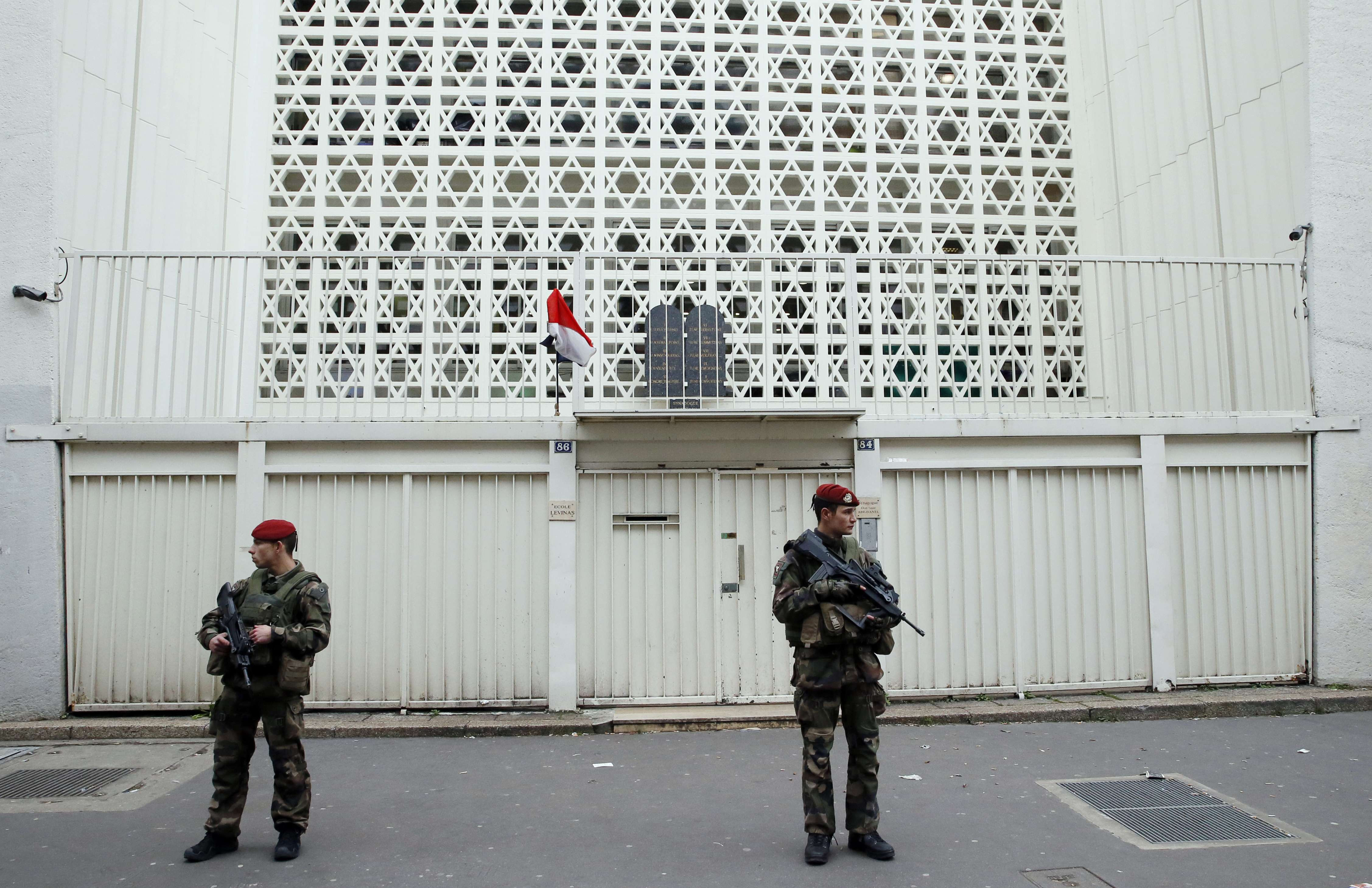 Mai putina libertate de miscare pentru libertatea de exprimare. Franta mobilizeaza 10.000 de militari; Controale la frontiera