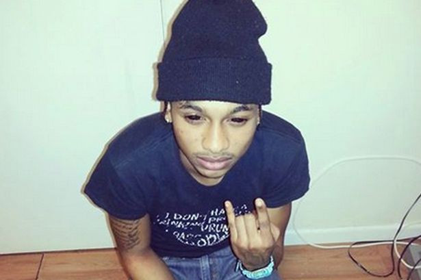 Era sa ramana fara vedere dupa ce si-a tatuat globul ocular NEGRU. Cum se face tatuajul. VIDEO