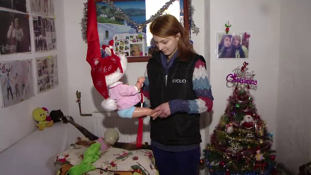 Traieste intr-o camera improvizata si face baie prin vecini, dar strange bani pentru carti. "Autoritatile nu au facut nimic"