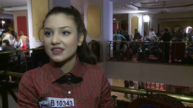 Caravana "Romanii au Talent" a ajuns in Capitala. Concurenta: "Eu am venit sa cant, dar am vrut sa le arat si desenele mele"