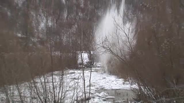 Risc de inundatii in Bistrita-Nasaud. Un rau s-a transformat intr-un ghetar si isi blocheaza afluentii
