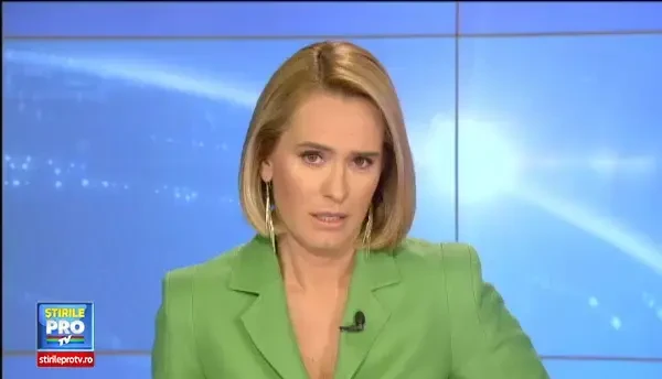 Traieste intr-o camera improvizata si face baie prin vecini, dar strange bani pentru carti.