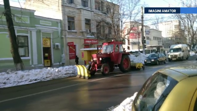 Un tractor "deszapezeste" o strada din Galati pe care nu se afla niciun fulg. Imaginile care au revoltat tot orasul