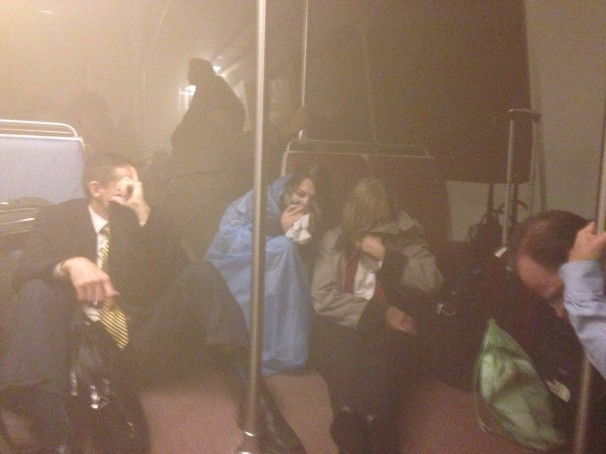 Panica la metroul din Washington. Un mort si sute de persoane evacuate dupa ce vagoanele s-au umplut de fum. VIDEO