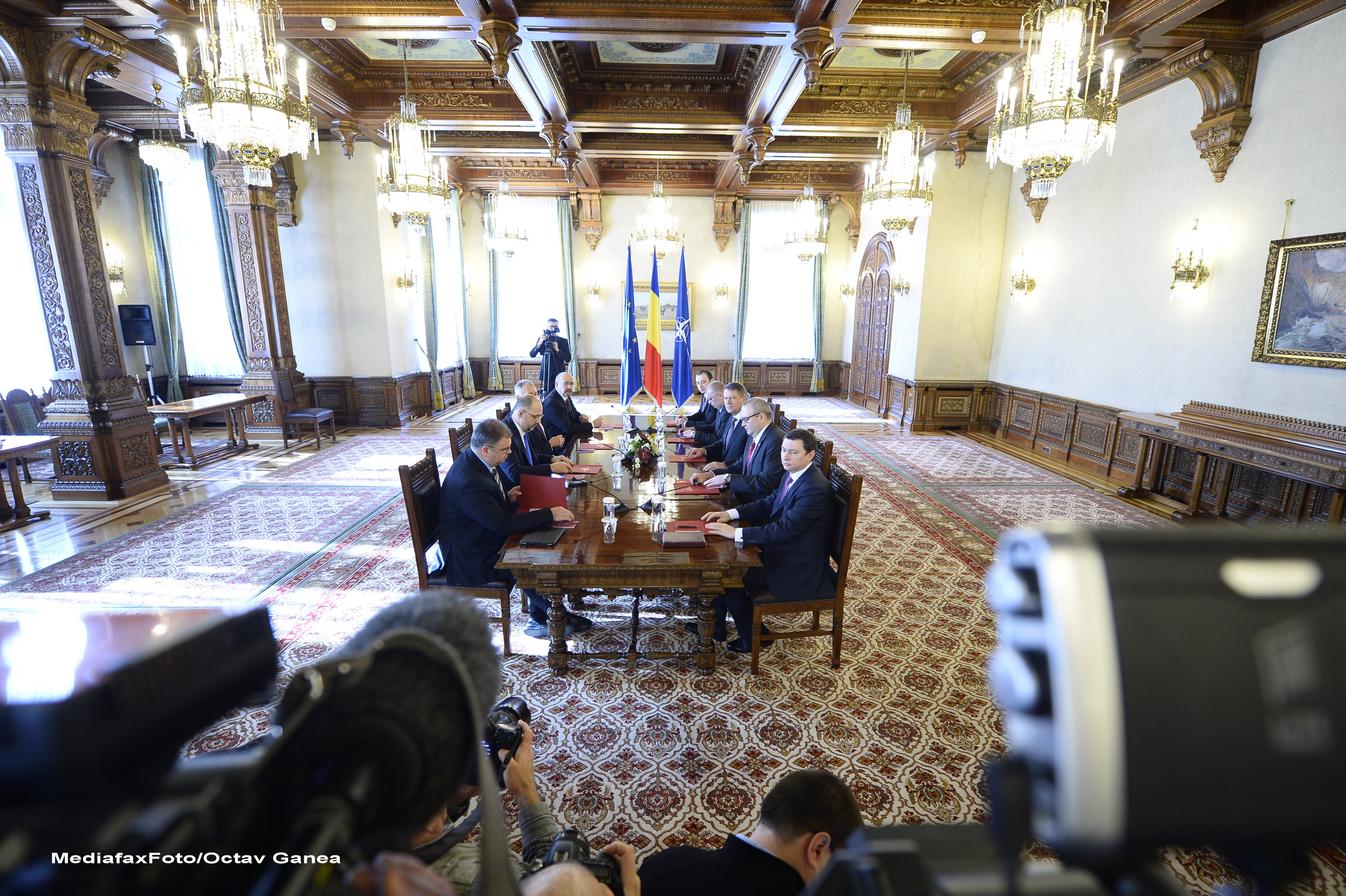 Klaus Iohannis si reprezentantii partidelor parlamentare au semnat acordul pentru Aparare. Ce contine acest document