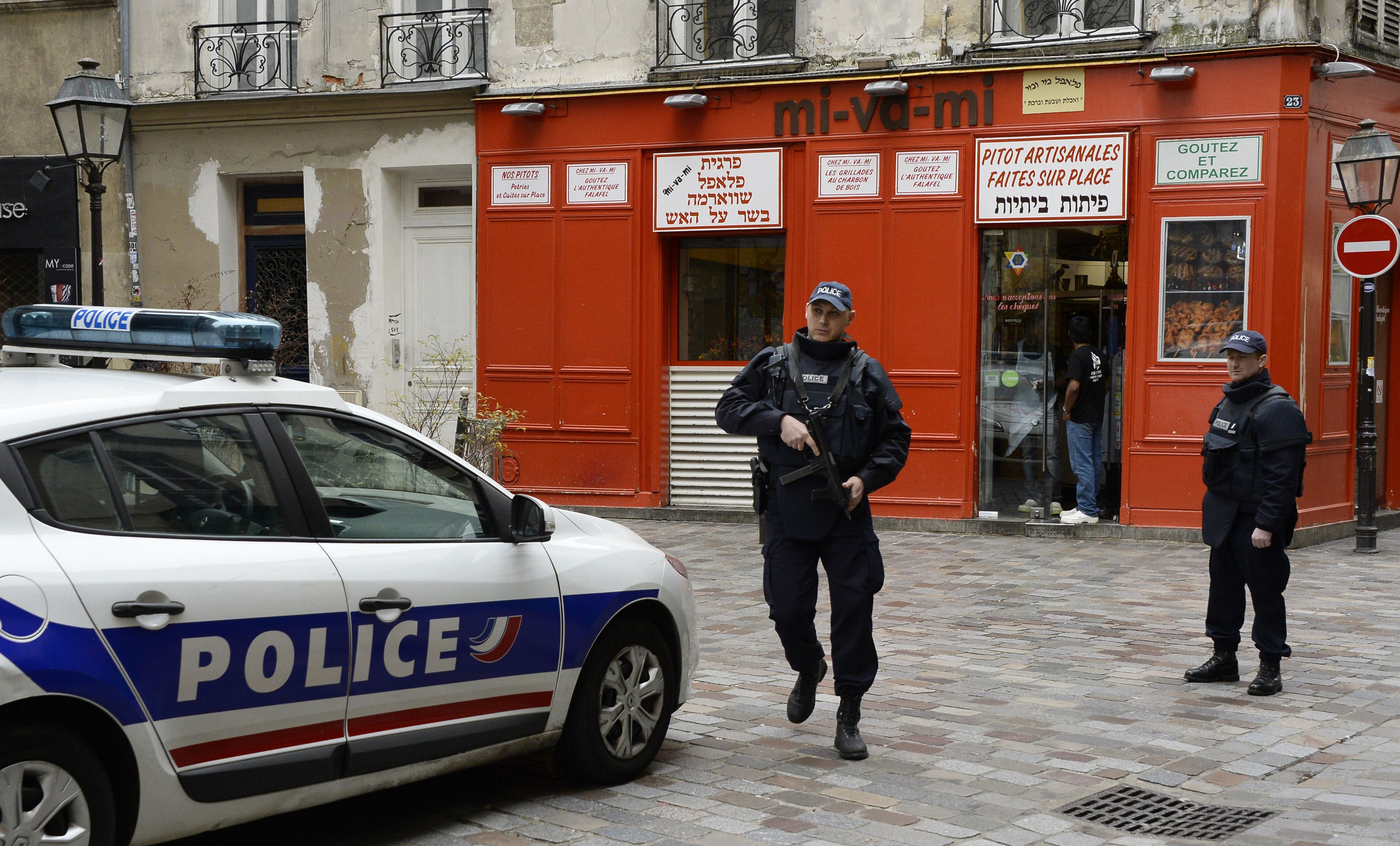 Atac in fata unui magazin din Port-Marly, Franta. Un barbat a deschis focul si a ranit grav doua persoane