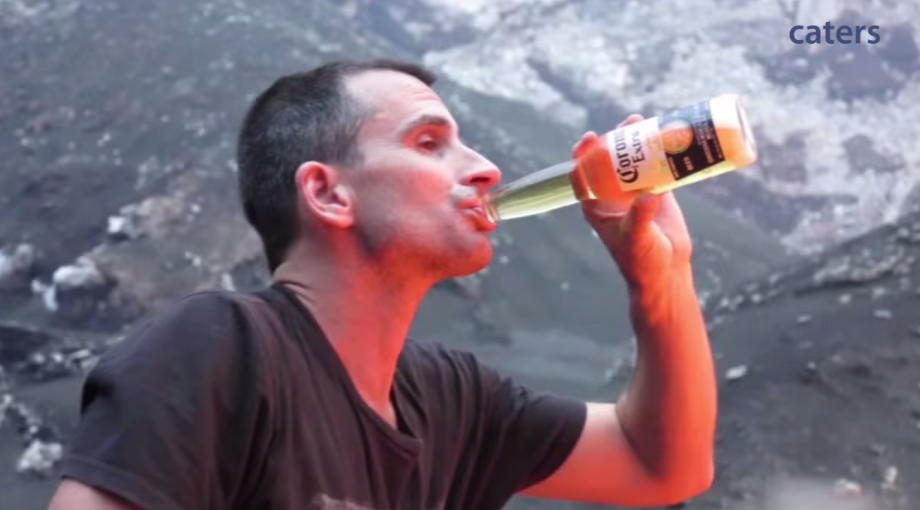 Curajul nebun al unui expert in vulcani. A prajit bezele la 1.000 de grade Celsius si a baut bere pe marginea unui crater