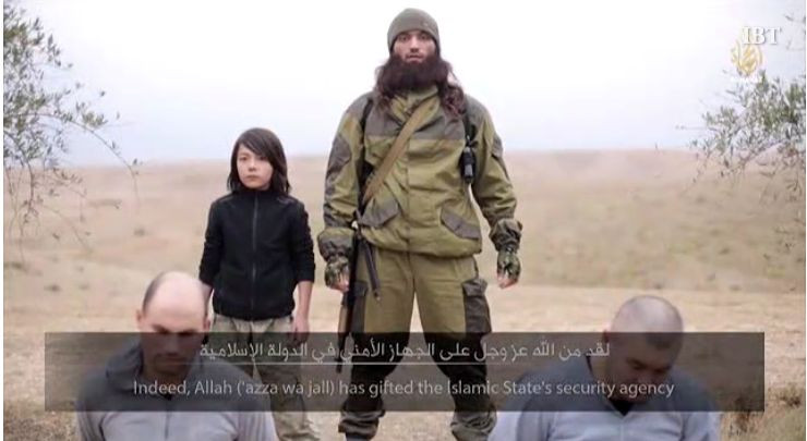 Statul Islamic a prezentat executarea a doi agenti ai serviciilor secrete ruse. Calaul ar fi un copil de zece ani. VIDEO