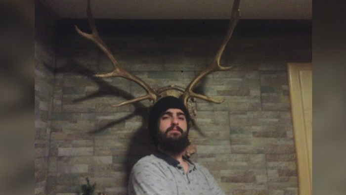 Un tanar de 25 de ani, din Targoviste, a murit dupa ce a cazut de la etaj. Politistii iau in calcul si sinuciderea