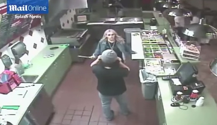 Sora lui Britney Spears, implicata intr-un incident violent. Cum a fost filmata tanara de 23 de ani. VIDEO