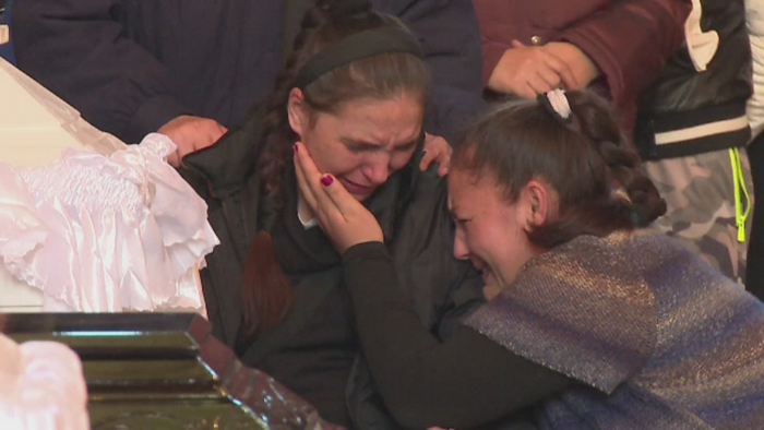 Cei sase copii din Rovinari si tatal lor, morti dupa ce s-au intoxicat cu monoxid de carbon, au fost condusi pe ultimul drum