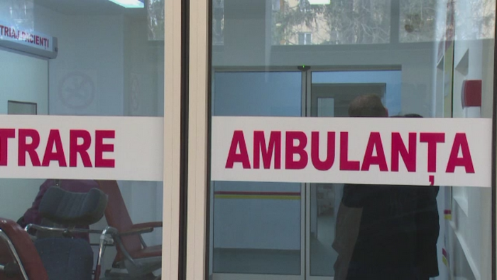 Accident soldat cu un om si un ranit, in Bihor. Masina s-ar fi izbit de un copac din cauza vitezei excesive