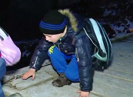 Zeci de copii din Mures traverseaza un pod precum animalele, ca sa ajunga la scoala. Ce spun autoritatile