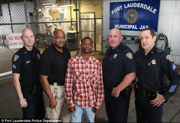 Un tanar infractor a ajuns erou dupa ce i-a salvat viata politistului care tocmai il baga in inchisoare. VIDEO