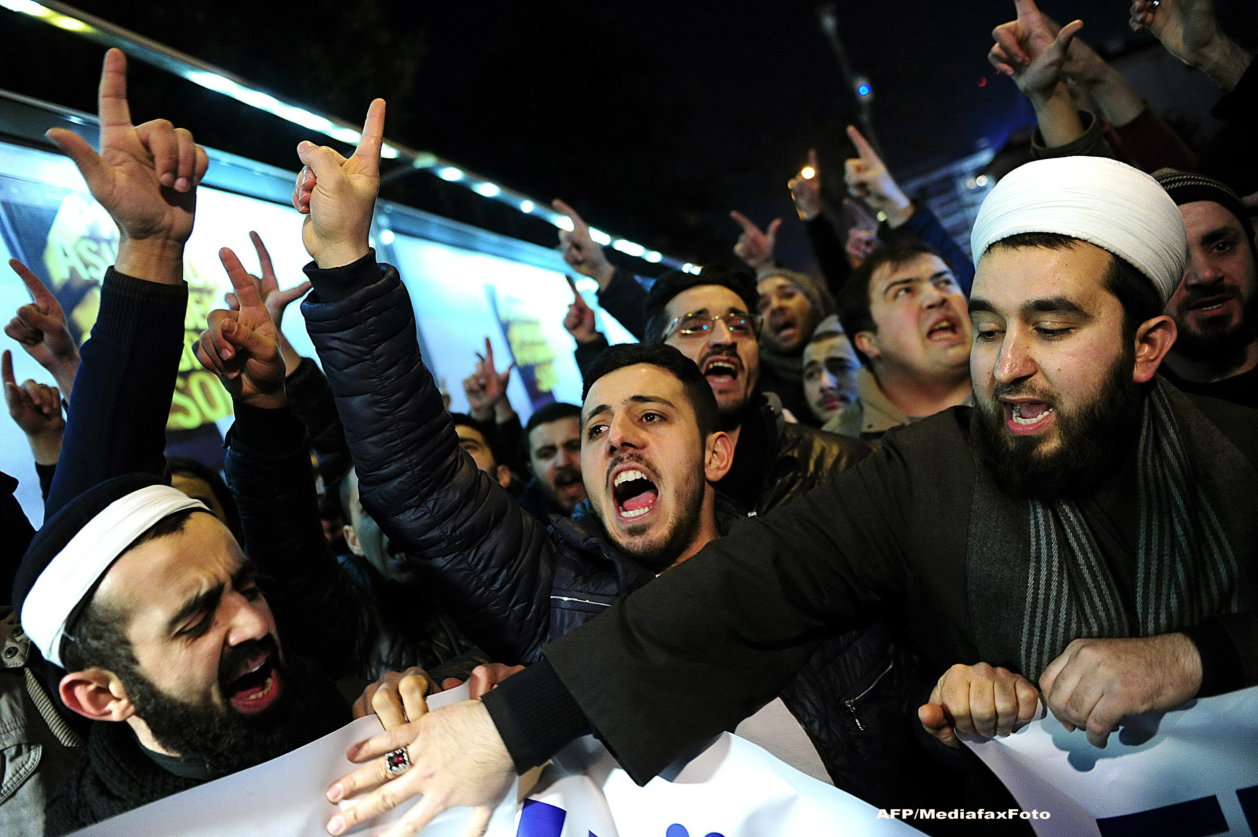 Tensiuni si proteste in lumea musulmana dupa aparitia ultimului numar al revistei Charlie Hebdo: "Orice, pana la Profet"