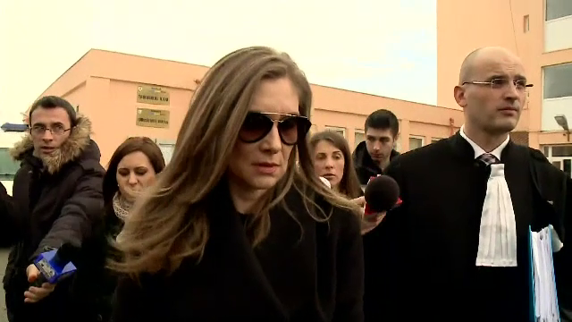 Fosta sotie si iubita lui Adrian Iovan se lupta pe o vila in care au mai ramas doar cainii. Declaratiile facute la tribunal