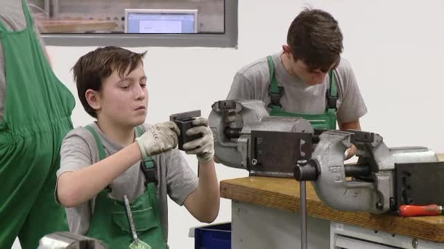 De ce sunt tot mai cautate scolile profesionale din Romania. "Se bat sapte pe un loc, ca la o facultate buna"