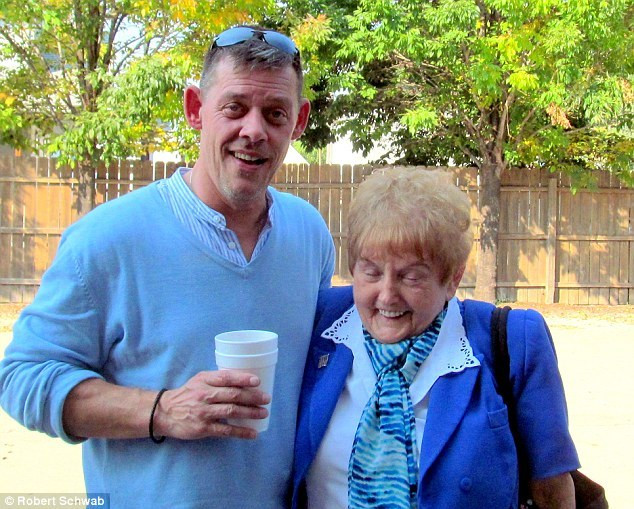 O supravietuitoare de origine romana a Holocaustului l-a adoptat pe nepotul comandantului nazist care i-a omorat parintii