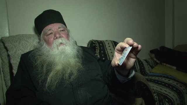 Solutia statului pentru calugarii si maicutele care refuza cardul de sanatate. Staret: "Cine accepta sa plimbe dracul cu el"
