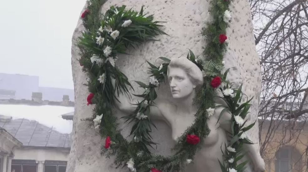 Mana muzei lui Eminescu, pazita de politistii galeteni. Autoritatile au horatat sa o amplaseze numai la festivitati