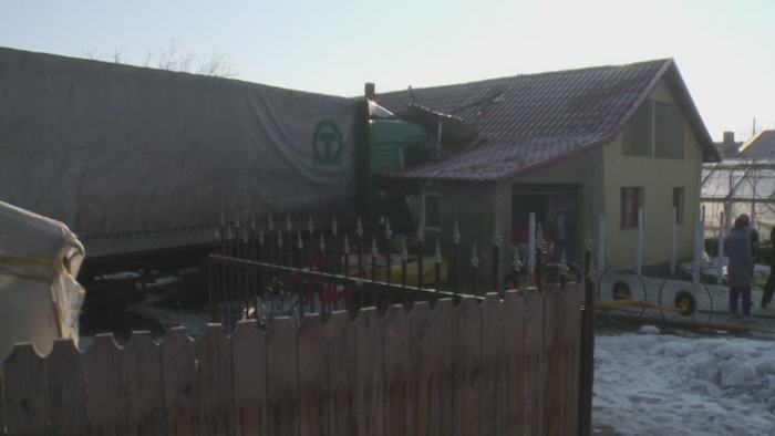 "Nu stiu cum am scapat cu viata". Marturia unei familii din Buzau, care s-a trezit cu un TIR in casa