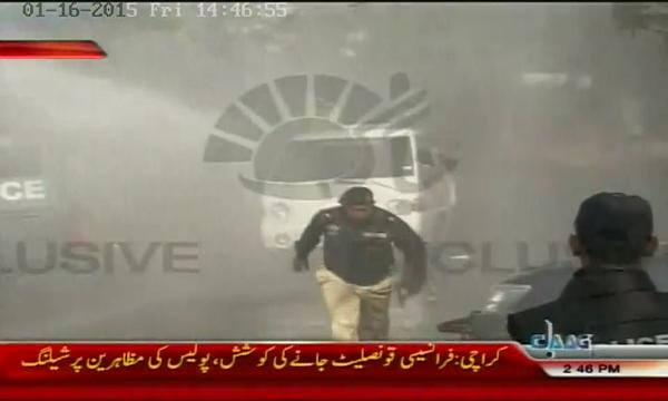 Fotograf AFP, impuscat in manifestatiile din Pakistan impotriva Charlie Hebdo. Politistii au tras focuri de arma de somatie