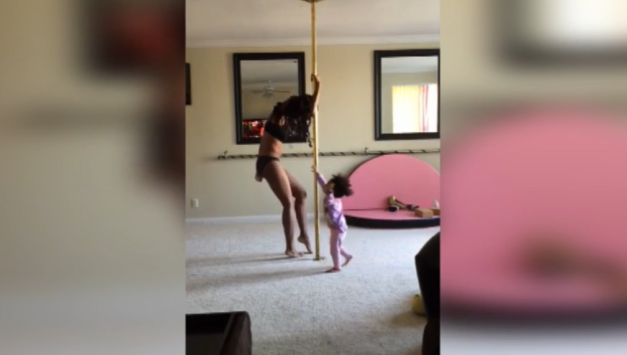 Imaginile care au declansat scandal pe internet. O mama danseaza la bara impreuna cu fiica ei de 2 ani. VIDEO