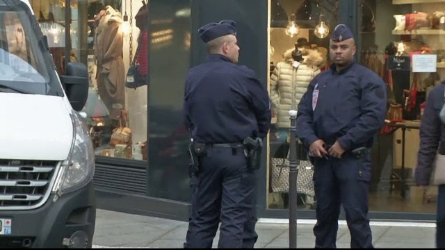 Un roman care a amenintat musulmanii, retinut in fata unei moschei din Franta. Ce ar fi intentionat sa faca