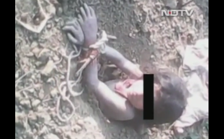 Gestul revoltator al unui tata din India. Si-a legat si ingropat fiica in spatele casei pentru ca s-a nascut fata