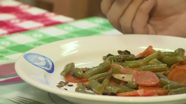 A comandat o ciorba, dar a primit-o "condimentata" cu o insecta. Topul experientelor neplacute traite de romani de Revelion