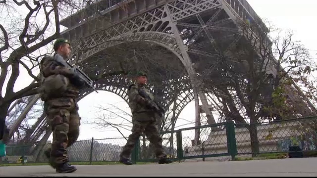 Atentatele din Franta ii descurajeaza pe turisti sa viziteze Parisul. Peste 100.000 de soldati pazesc punctele-cheie din oras
