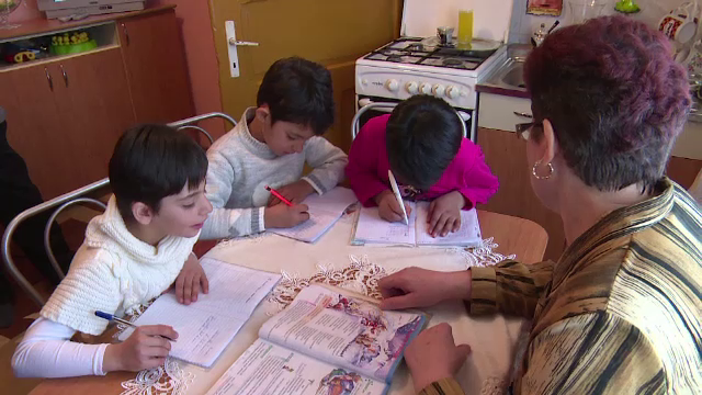 Asistentii maternali din Alba au schimbat soarta a peste 150 de copii abandonati: "Ii invatam lucruri bune despre viata"