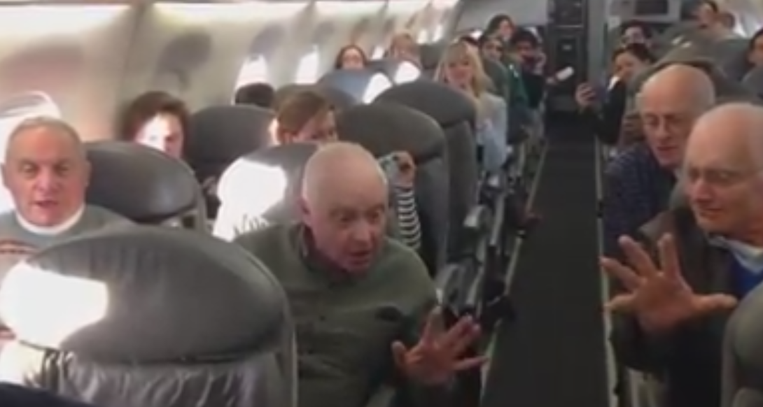 Avionul avea o intarziere de 5 ore, iar pasagerii erau nervosi. Gestul unor batrani simpatici le-a facut ziua mai frumoasa