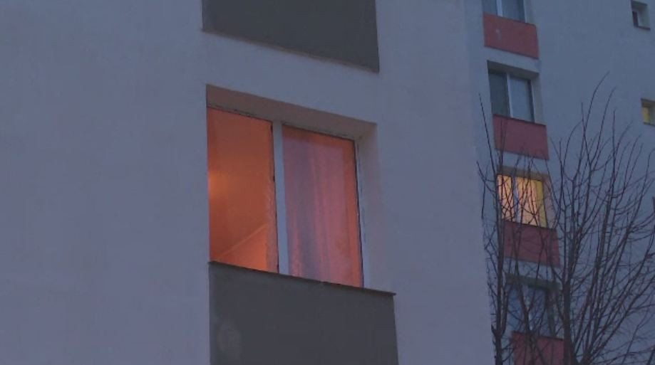 Locuitorii unui bloc din Pitesti au sunat la 112 dupa ce un vecin a refuzat sa-si mai inchida geamul. Ce au gasit politistii