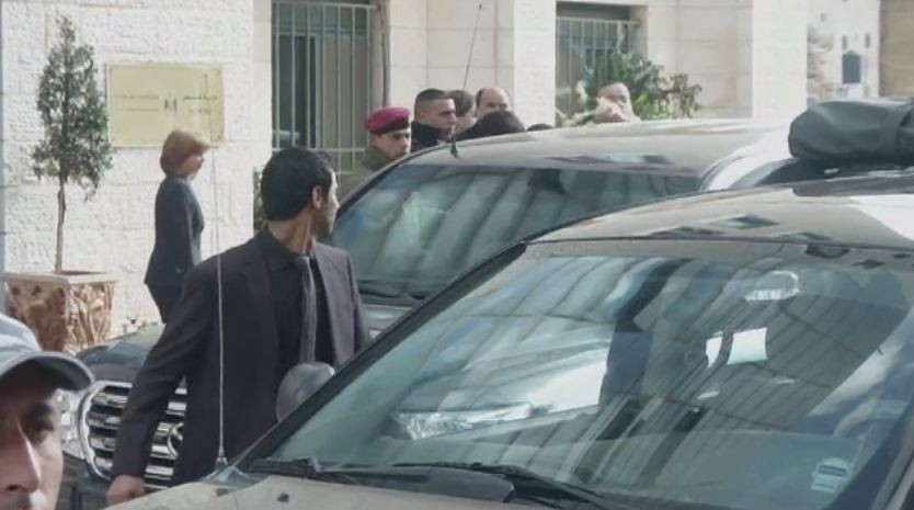 Ministrul de Externe canadian, atacat cu oua si pantofi in timpul vizitei oficiale in Palestina