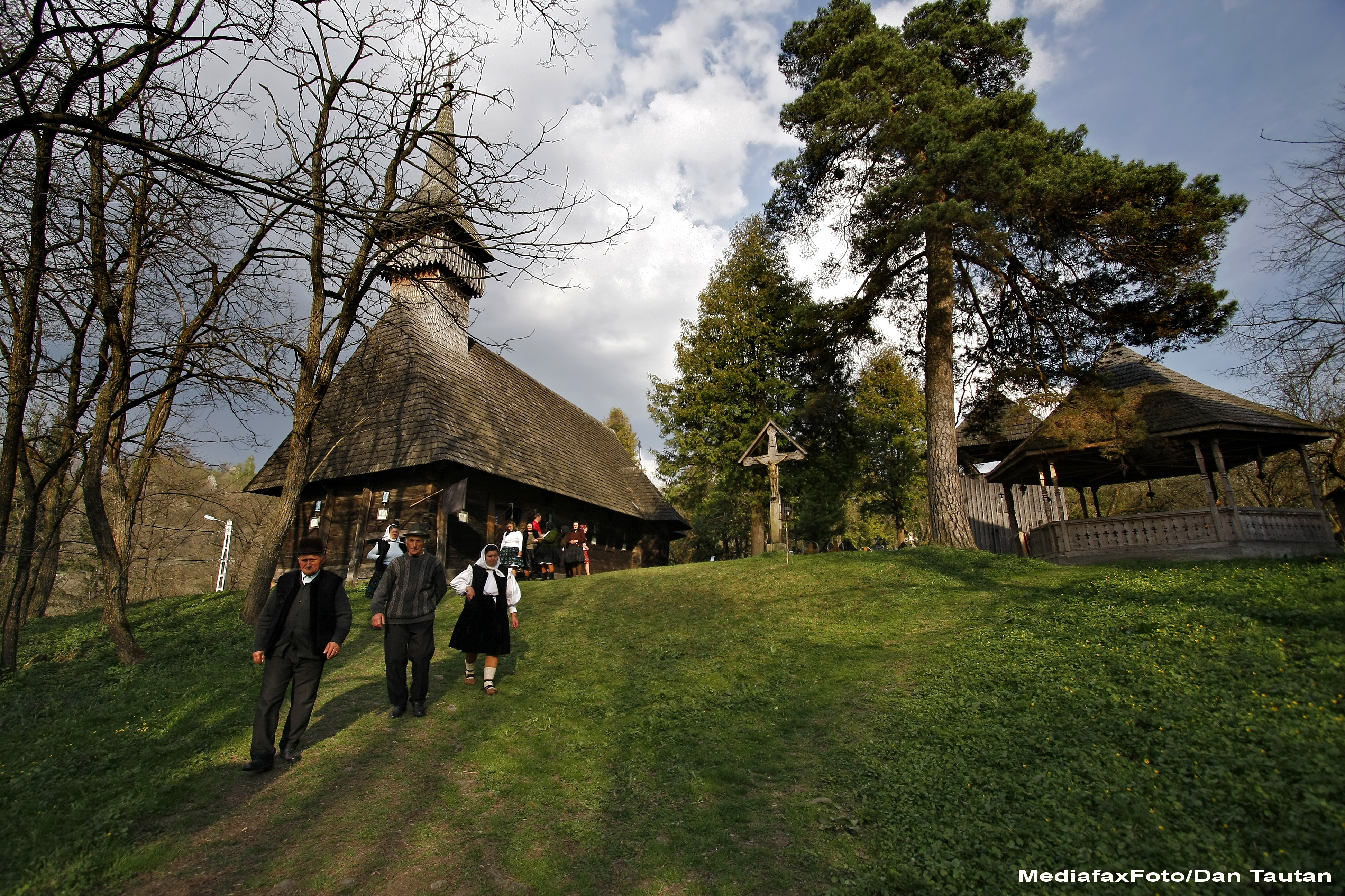 Turist in Romania. Una dintre cele mai frumoase zone ale tarii, Ocna Șugatag din Maramures, are paduri, livezi si 8 lacuri