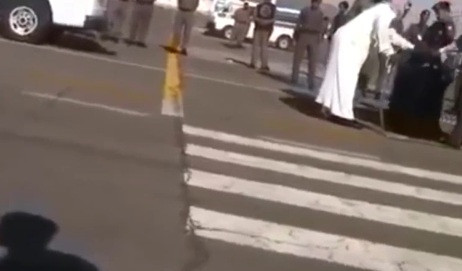 Atentie, imagini socante. O femeie acuzata ca si-a violat si ucis copilul, decapitata in plina strada, in Arabia Saudita