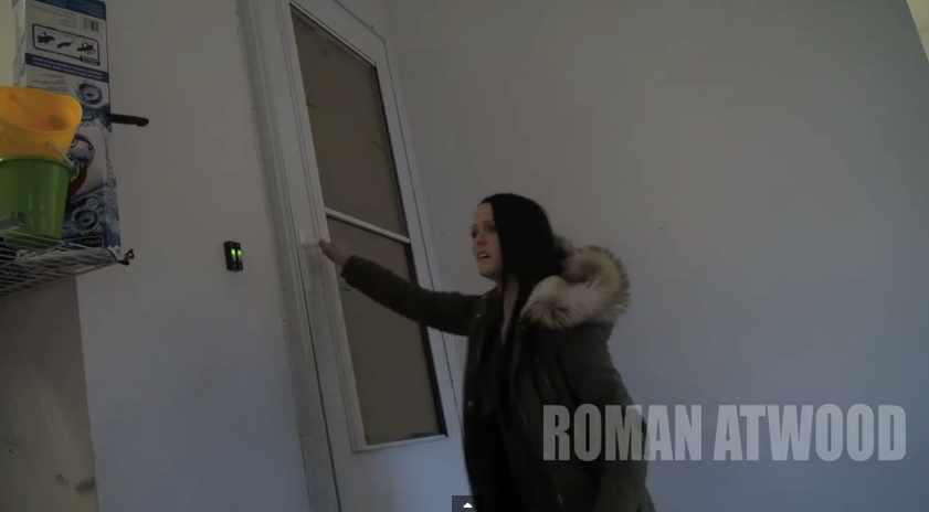 Farsa urmarita de peste 2 milioane de oameni, in 24 de ore. Ce se imtampla in momentul in care femeia deschide usa. VIDEO