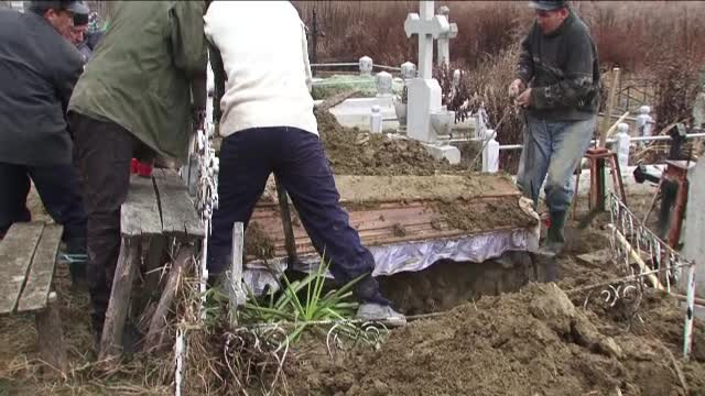 Au inceput deshumarile in cazul medicului acuzat ca ar fi facut experimente pe pacienti. "S-au vazut urme de punctii"