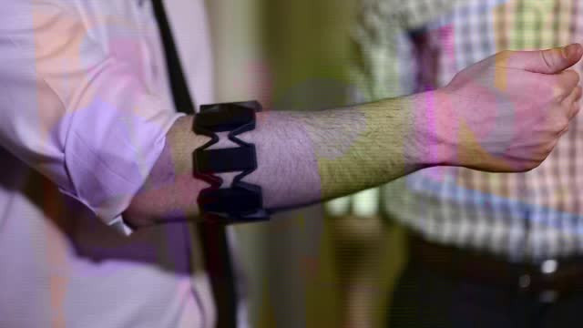 Ne apropiem tot mai mult de gadgeturile vazute in filme. Ce stie sa faca bratara "inteligenta", care se vinde deja