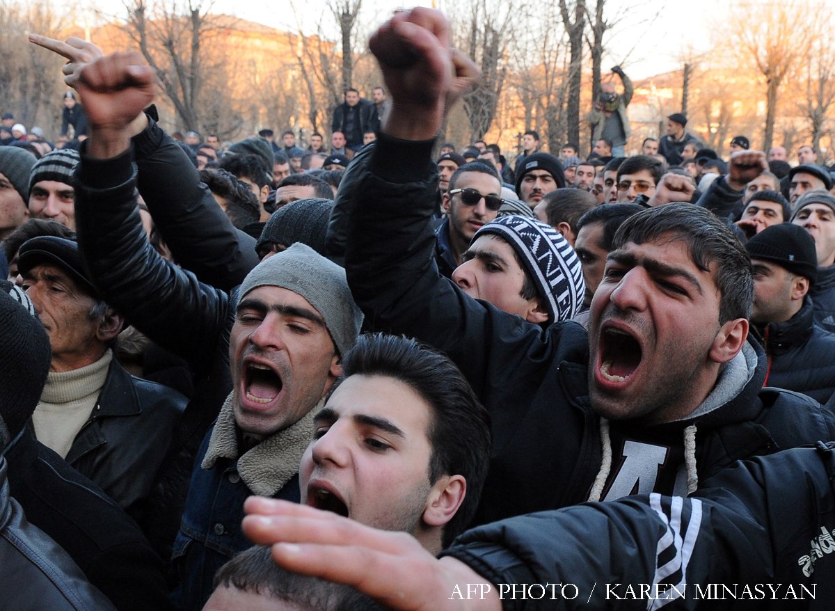 protestatari in Ghiumri, Armenia