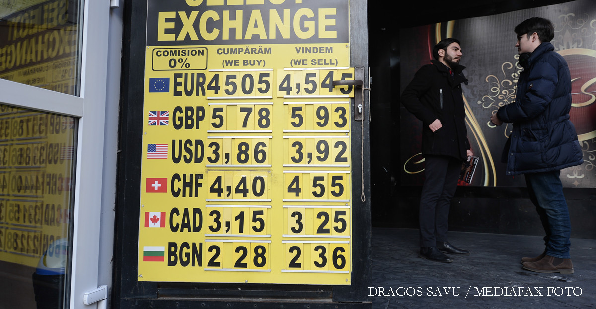 oameni in fata unei case de schimb valutar
