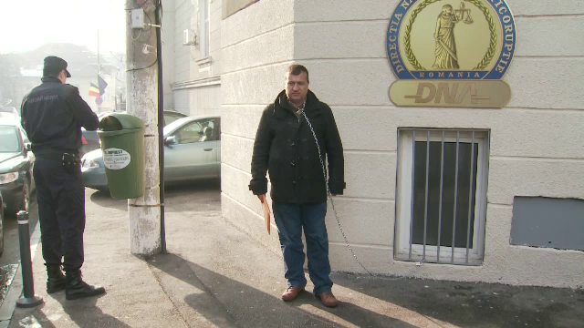 Un om de afaceri turc a protestat in Capitala si s-a legat cu lantul de sediul DNA. Ce l-a nemultumit pe barbat