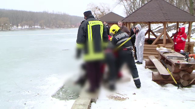 Isi plimbau cainele cand au vazut trupul unui barbat in lacul inghetat. Recuperarea cadavrului a durat zeci de minute