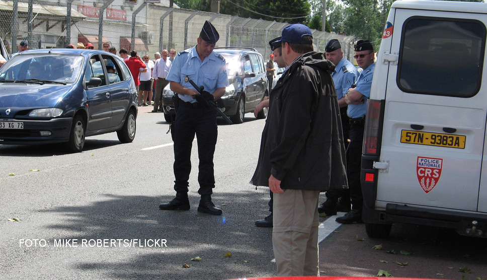 Atentate teroriste dejucate in Franta. Cinci persoane au fost arestate dupa ce politia a gasit un depozit de explozibili