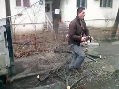 Hingheri alergati cu drujba de un alpinist utilitar, in Capitala. Barbatul ar putea fi acuzat de tentativa de omor