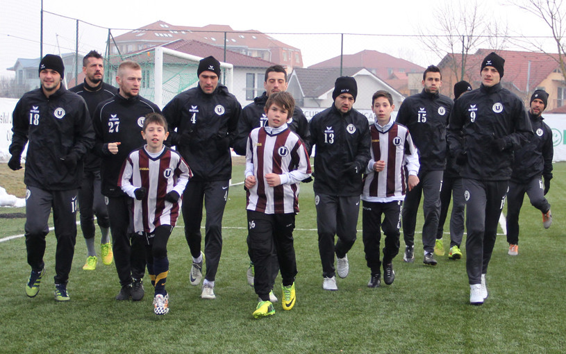 Terapie prin fotbal. Copiii militarilor decedati in accidentului aviatic de la Sibiu au schimbat pase cu vedetele de la "U"